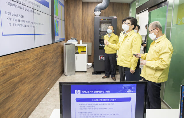 조명래 환경부 장관(오른쪽 두 번째)이 1일 서울시청 서소문별관에 있는 배출가스 5등급 차량 운행제한 단속 상황실을 방문, 현황을 보고 받고 있다.