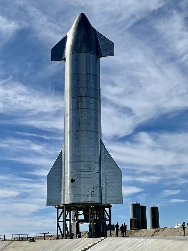 시험 발사 앞둔 스페이스X SN8 로켓의 모습