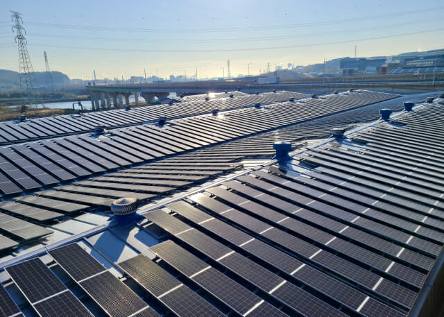한국동서발전이 울산지역 산업단지에 설치한 지붕태양광. 사진=동서발전