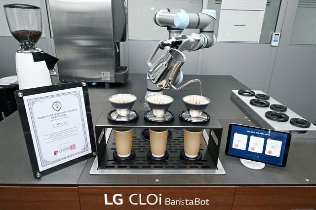 '로봇 브루잉 마스터' 자격증을 획득한 'LG 클로이 바리스타봇'이 커피를 만들고 있다.(사진=LG전자)
