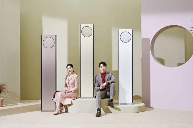 LG전자가 26일 2021년형 에어컨 신제품 'LG 휘센 타워'를 출시했다. 온라인 공개 행사 진행을 맡은 배우 강한나와 김재원이 LG 휘센 타워를 소개하고 있다. (사진=LG전자)