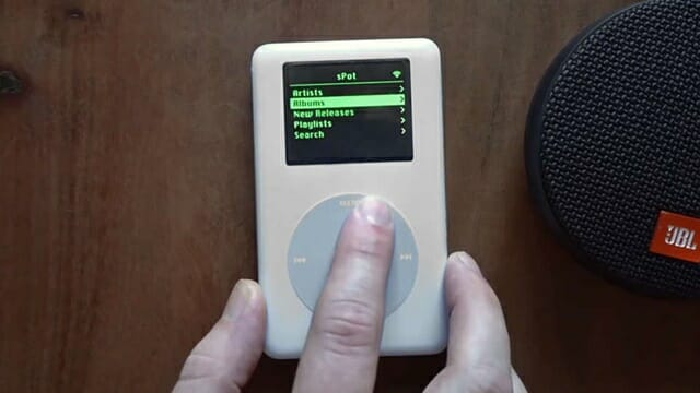 한 유튜버가 2004년 출시된 구형 아이팟을 개조해 ‘스포티파이’로 음악을 들을 수 있도록 만들었다 (사진=유튜브 캡쳐)