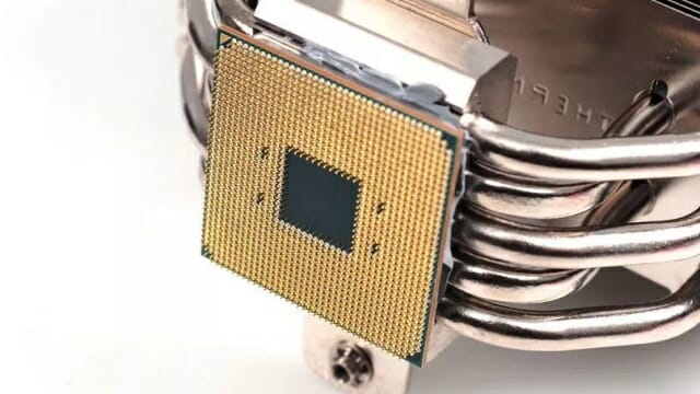 AMD 라이젠 프로세서가 냉각장치에 고착된 상태로 뽑히는 '무뽑기' 현상이 최근 빈빌하고 있다. (사진=칩헬)