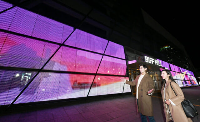 LG전자, 부산 '영화의전당'에 투명 LED 필름 설치