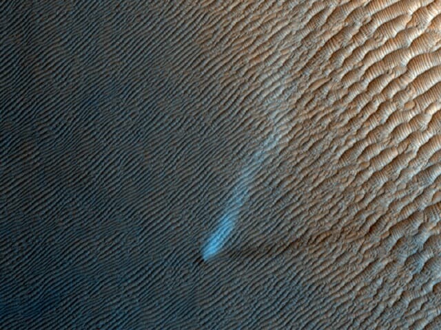 화성 모래언덕에서 춤추는 '먼지악마'의 모습