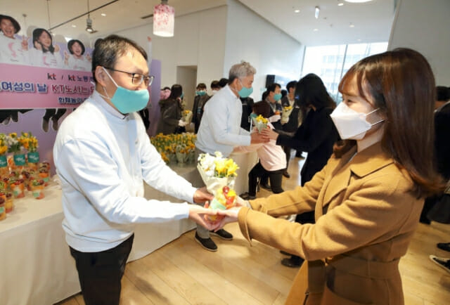 구현모 KT 대표, 6천여 여성 임직원에 꽃 선물