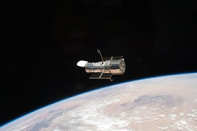 허블 우주망원경, SW 결함으로 일시 운영 중단