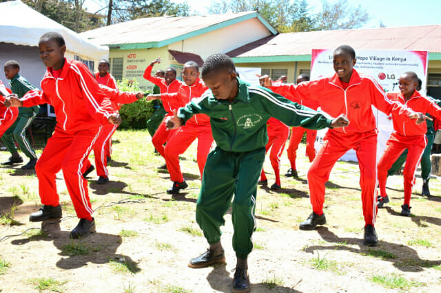 LG전자, 케냐서 교육환경 개선 사회공헌 펼쳐