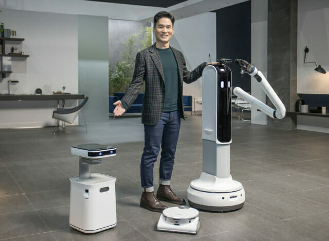 삼성전자 승현준 사장이 CES 2021 삼성 프레스컨퍼런스에서 '삼성봇™ 케어', '제트봇 AI', '삼성봇™ 핸디'를 소개하고 있다.(사진=삼성전자)