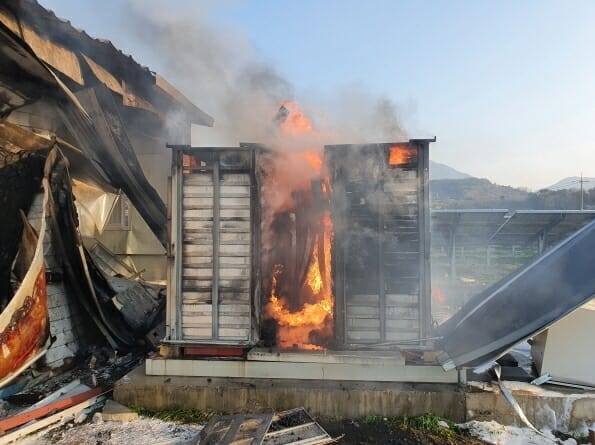 지난해 충남 홍성군 광천읍의 태양광 연계 ESS시설 발생한 화재 모습. 사진=홍성소방서