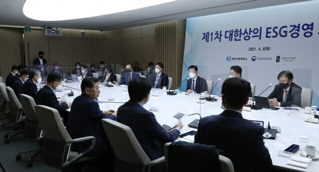 8일 오전 서울 중구 상의회관에서 열린 'ESG경영 포럼'에서 참석자들이 토론하고 있다. 사진=대한상의