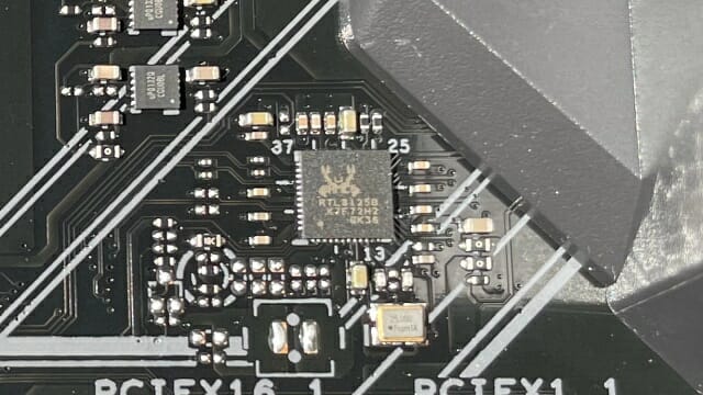 리얼텍 통신칩을 탑재한 메인보드. 반도체 수급난이 PC 전반에 영향을 미치고 있다.  (사진=지디넷코리아)