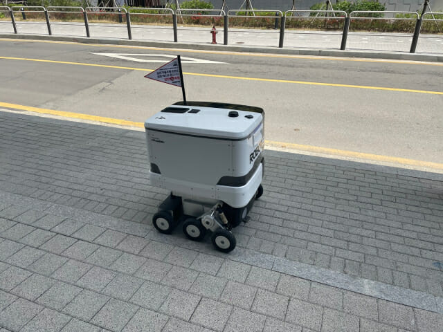 자율주행 로봇 실증 특례 테스트 중인 로보티즈 배송 로봇