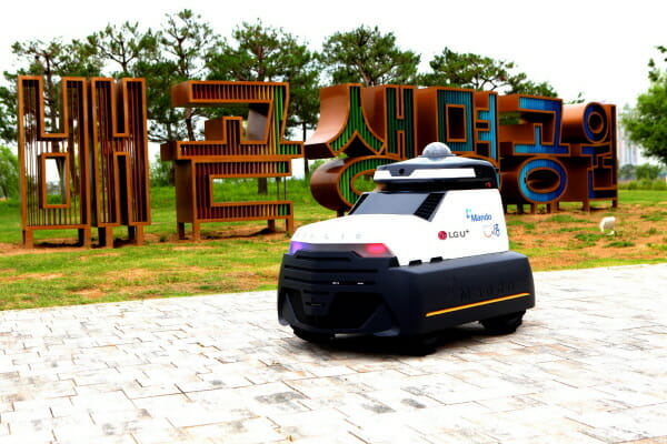 만도의 실외 자율주행 로봇 ‘골리’가 시흥 배곧생명공원에서 순찰중인 모습(사진=LG유플러스)