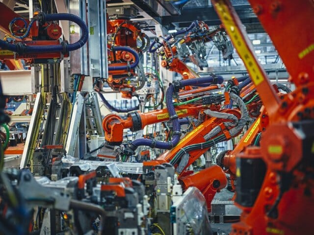 테슬라 미국 프리몬트 공장내 설치된 쿠카의 산업용 로봇 (사진=테슬라)