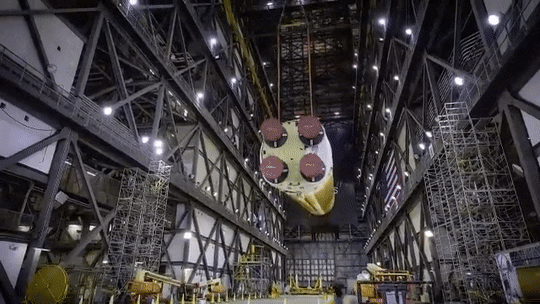 한창 조립 중인 SLS의 모습 (영상=NASA)