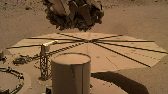 NASA 인사이트호, 쌓여 있던 화성 먼지 털어냈다 [여기는 화성]
