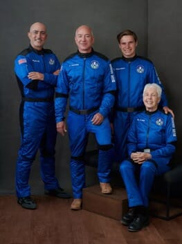 뉴셰퍼드 로켓을 타고 우주를 다녀온 4명의 민간 우주비행사. 뒷줄 왼쪽 두번째가 제프 베조스다.