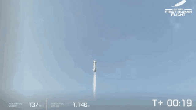 제프 베조스를 태운 뉴셰퍼드 로켓이 하늘을 향해 힘차게 날아오르고 있다.