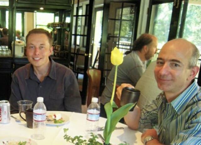 한 때 식사를 하며 나쁘지 않은 사이를 보였던 일론 머스크와 제프 베조스의 모습 (사진=트위터 @TrungTPhan)