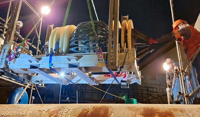 SK에너지 울산CLX에서 해저배관 검사를 위해 No.2 부이 해저배관에 ‘인텔리전트 피그’를 하역하고 있다.
