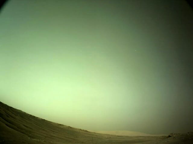 화성 탐사로버, 화성의 달 ‘데이모스’ 찍었다 [여기는 화성]