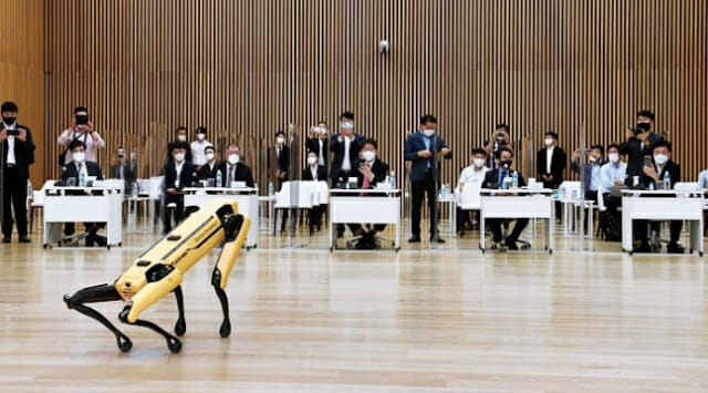 현대차그룹은 현대모터스튜디오 고양에서 열린 국회 모빌리티 포럼 3차 세미나에서 4족 보행 로봇 '스팟'을 시연했다