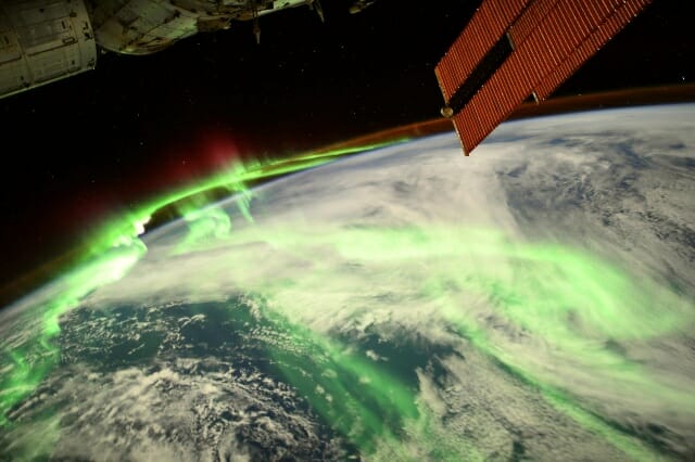 [사진] 우주에서 본 오로라에 뒤덮인 지구