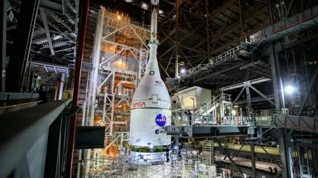 NASA, 달 탐사용 로켓·무인 우주선 공개 [우주로 간다]