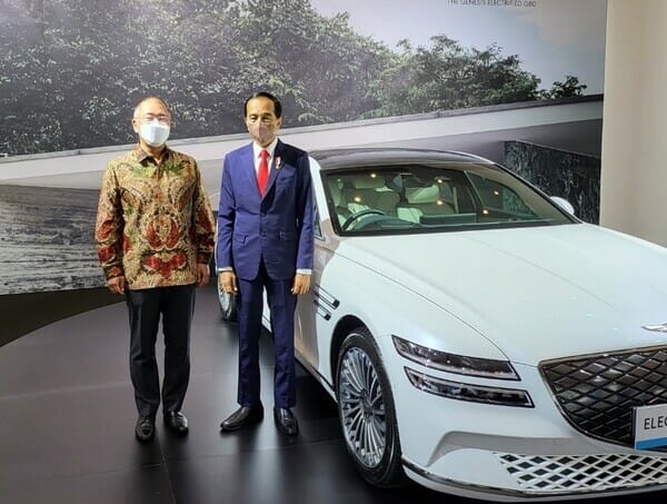 정의선 현대차그룹회장(왼쪽)과 조코 위도도 인도네시아 대통령(오른쪽)이 25일 인도네시아 미래 전기차 생태계 행사서 만났다. (사진=현대차그룹)