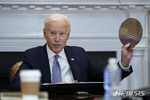 조 바이든 미국 대통령이 지난 4월 미국 워싱턴 백악관 루즈벨트룸에서 열린 반도체 공급망 복원에 관한 최고경영자(CEO) 화상 회의에 참석해 실리콘 웨이퍼를 들고 있다(사진=AP=뉴시스)