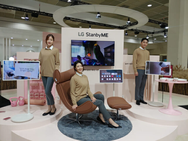 LG전자 모델들이 26일 서울 코엑스에서 열린 한국전자전에서 '스탠바이미'를 소개하고 있다.(사진=LG전자)