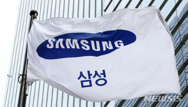 삼성전자 서울 서초사옥에서 깃발이 휘날리고 있다.(사진=뉴시스)