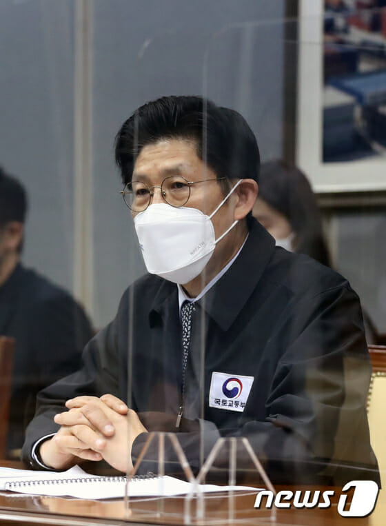 노형욱 국토교통부 장관이 17일 오전 경기 의왕내룍컨테이너기지에서 열린 '물류센터현장간담회'에서 모두발언을 하고 있다. (사진=뉴스1)