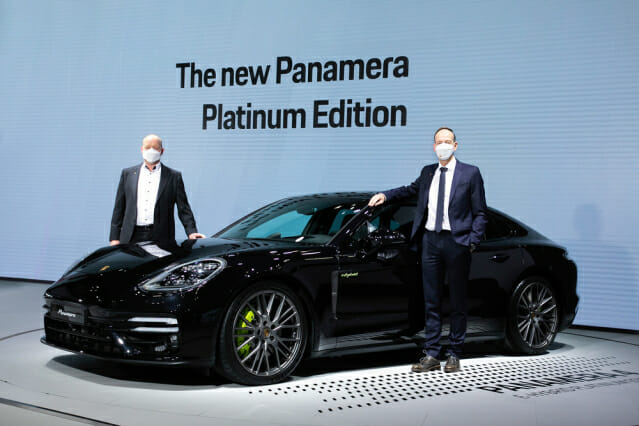 (왼쪽부터)토마스 프리무스 포르쉐 파나메라 제품 라인 총괄과 홀가 게어만 포르쉐코리아 대표