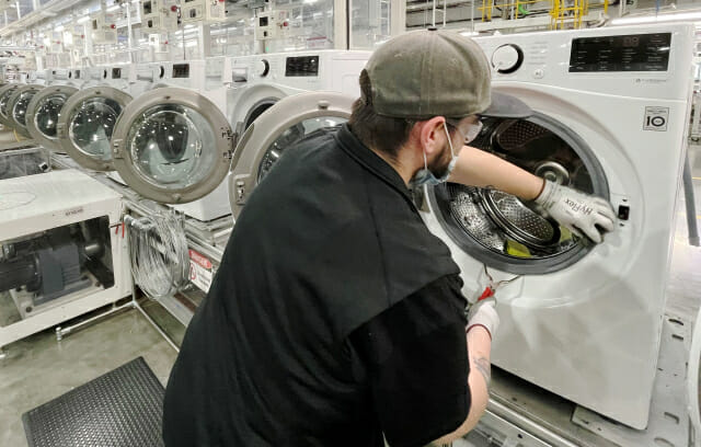 LG전자 미국 테네시주 클락스빅에 있는 세탁기 생산라인(사진=LG전자)