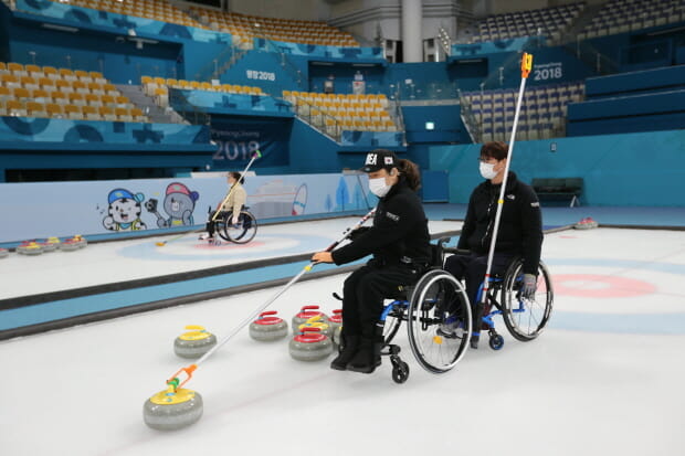 KT스카이라이프, 중증장애인에 1억5천만원 상당 맞춤형 휠체어 전달