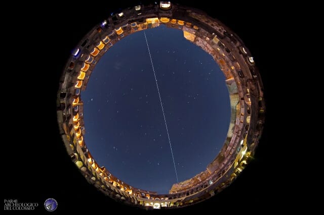 [사진] 로마 콜로세움 통과하는 ISS…
