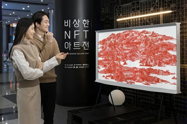 삼성전자 모델이 코엑스에서 열리는 '코엑스 윈터 갤러리 2021'에서 라이프스타일 TV를 통해 전시되는 디지털 작품들을 소개하고 있다. (사진=삼성전자)