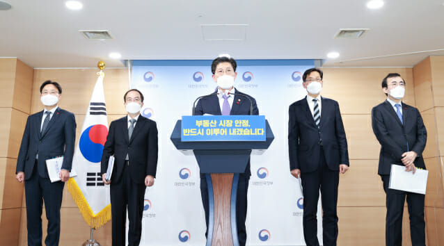 노형욱 국토교통부 장관이 27일 정부서울청사에서 '2022년 부동산 시장 안정 방안'에 대해 설명하고 있다.
