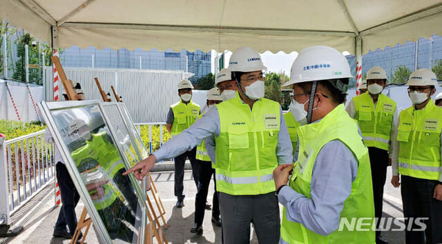 이재용 삼성전자 부회장(왼쪽)이 2020년 5월 중국 시안 반도체 공장을 점검하고 있다.(사진=삼성전자)