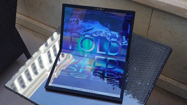 에이수스가 지난 해 CES 2022에서 공개한 '젠북 17 폴드 OLED'. (사진=지디넷코리아)