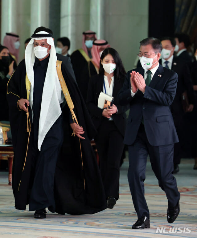 문재인 대통령이 18일(현지시간) 사우디아라비아 리야드 한 호텔에서 열린 한-사우디 스마트 혁신포럼에 참석하고 있다.(사진=뉴시스)