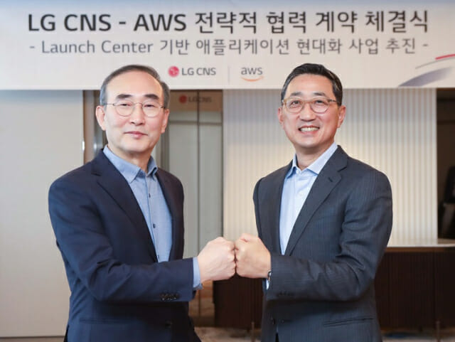 김영섭 LG CNS 대표이사 (왼쪽)와 함기호AWS코리아 대표(이미지=LG CNS)