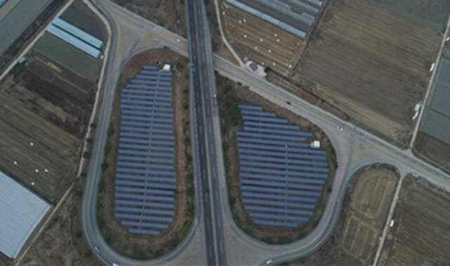 국도 5호선 경남 함안군 칠북면 덕남리 일원 나들목에 설치한 태양광발전 시설