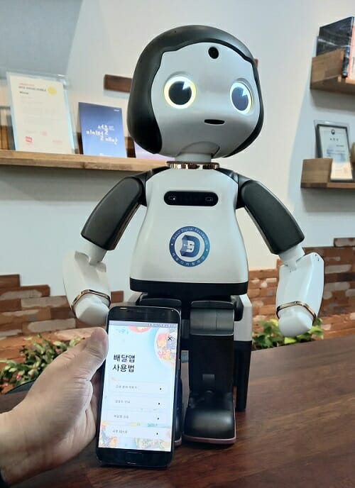 세 살 로봇 '리쿠', 어르신 디지털 정보격차 줄인다