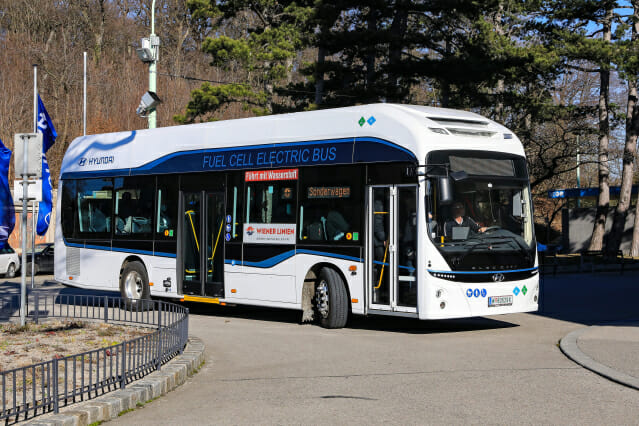 오스트리아 시내버스 정규노선에 투입된 현대차 수소전기버스 '일렉시티 FCEV' 주행 모습