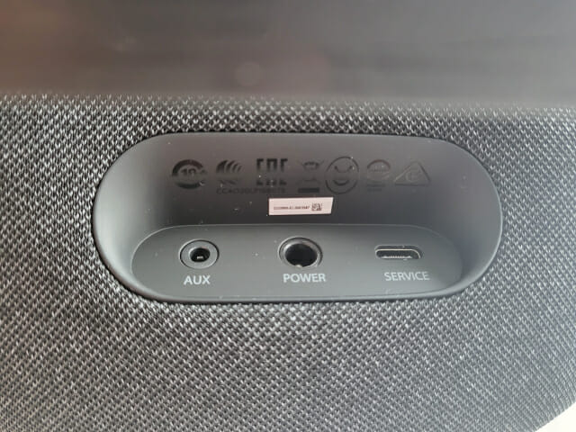 뒷면에는 기본 케이블과 USB-C타입 충전을 지원하고, 3.5mm 단자도 있다.(사진=디지넷코리아)