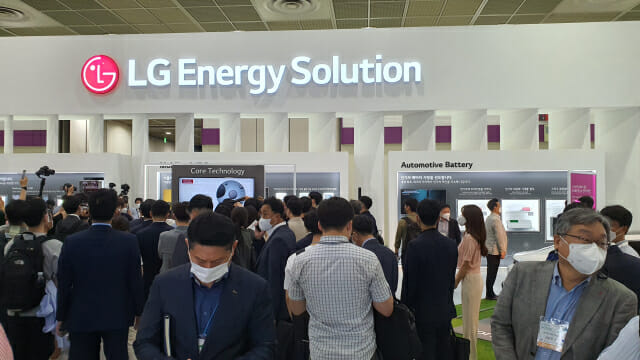 지난해 열린 인터배터리2021에 참가한 LG에너지솔루션 부스