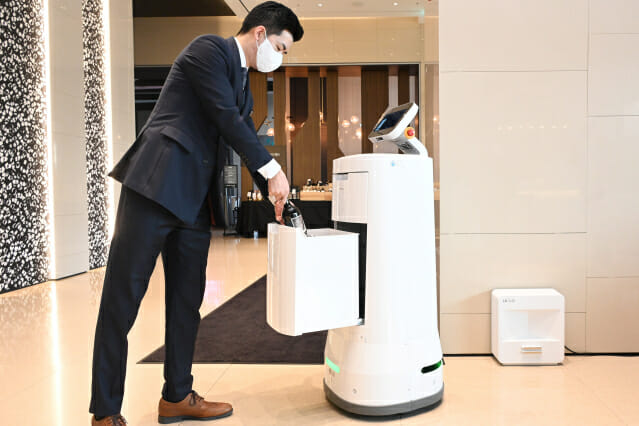 LG 클로이 로봇, 호텔 룸서비스에 활용 